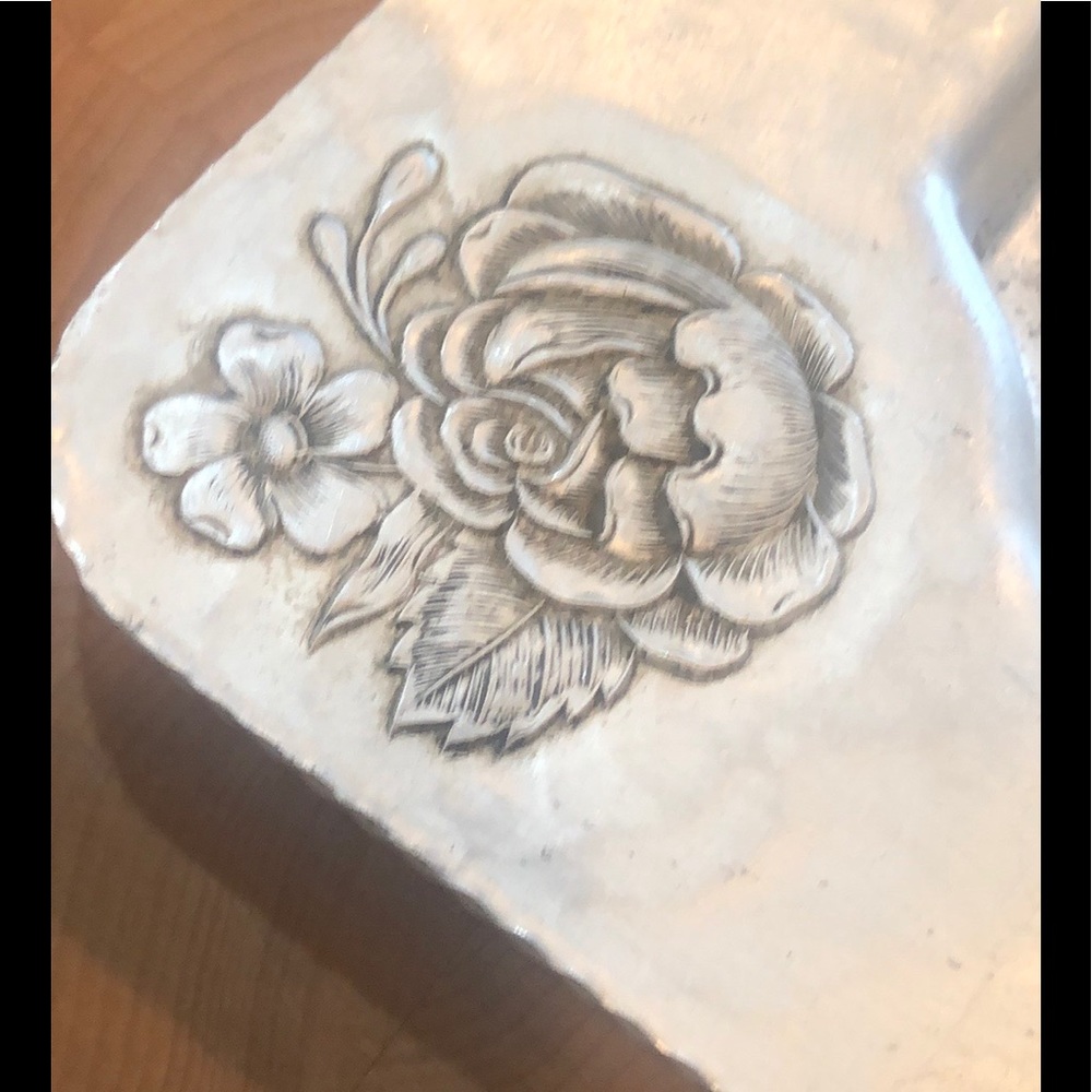 Vintage aluminum tray with rose detail and handles - Picture 7 of 8